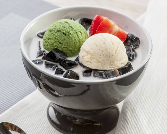 Grass Jelly with Ice Cream in Vanilla Ice 雪山孖寶涼粉